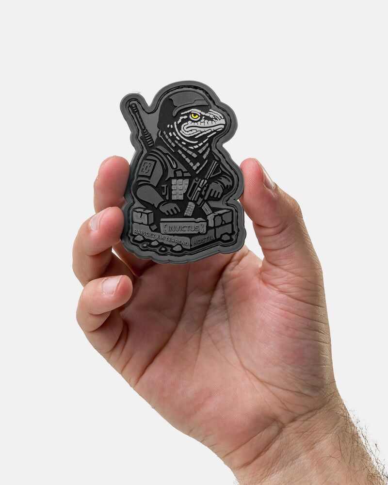 PATCH INVICTUS COLEÇÃO INSTINTO ALPHA LAGARTO TEIÚ CHUMBO - Imagem 3